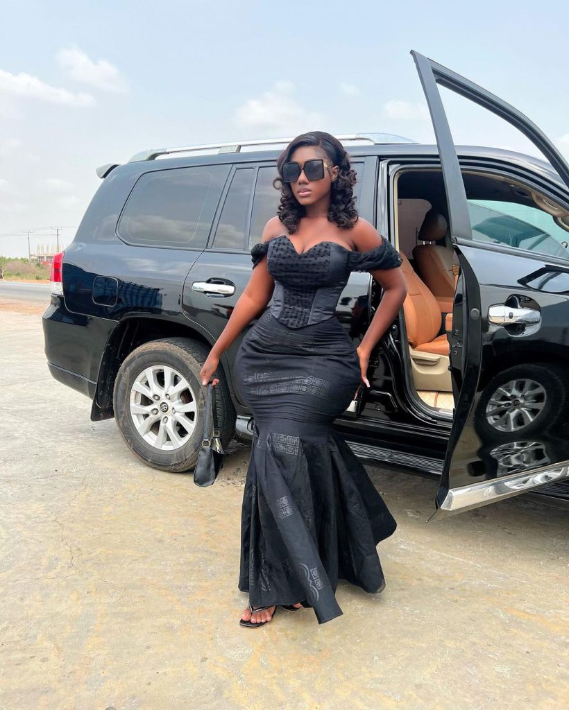 Curvy Hajia Bintu in a beautifully made kaba and slit style for funeral.